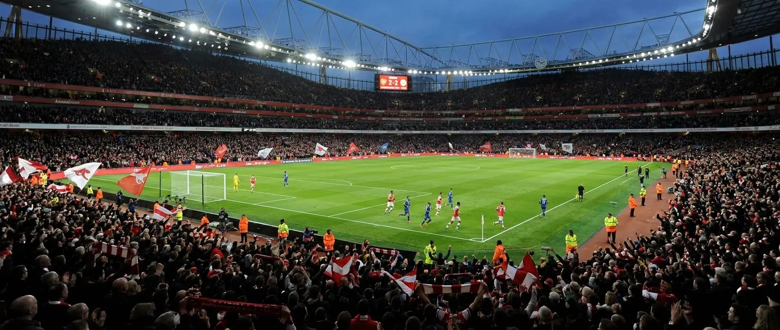 Stadio inglese pieno durante una partita di Premier League